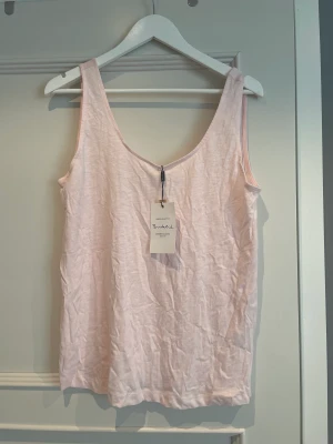 Linne - Ett helt oanvänt rosa linne från Bondelid med lappen kvar. Den är i storlek M. Säljer för 50 kr + frakt