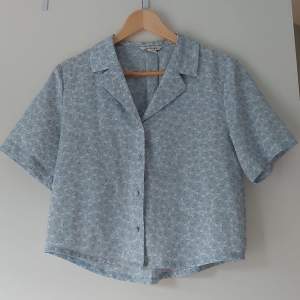 En fin skjorta från monki med blommig mönster. Den har tyvärr blivit för små för mig och vill därför sälja den.