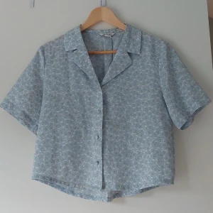 Skjorta monki - En fin skjorta från monki med blommig mönster. Den har tyvärr blivit för små för mig och vill därför sälja den.
