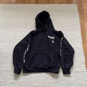 Svart carhartt hoodie i storlek s, skick 8/10, nypris 1200