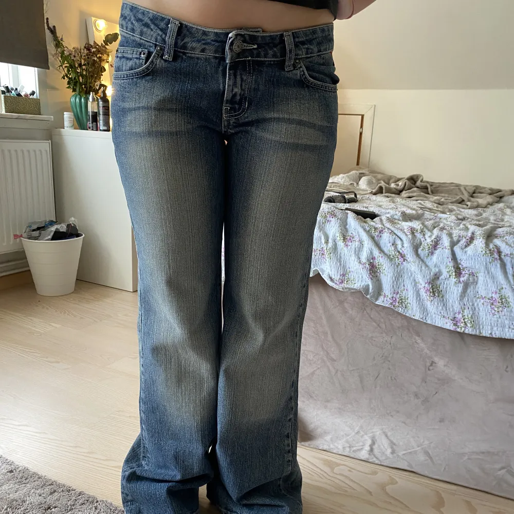 Jättefina utsvängda jeans, lågmidjade. Jättebra skick. Midjan är 41cm och benlängd 100cm. . Jeans & Byxor.