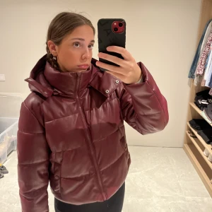 Vinterjacka - Jacka från NA-KD inprincip nyskick, använd två gånger typ. Såhär sitter jackan på mig som är 170cm samt 68kg 😝 DM vid intresse! 