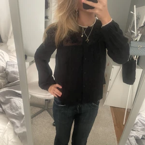 zara blus - Skiit snygg svart zara blus! As najs t tjejmiddag elelr fest typ! Den e använd max 2 gånger då jag inte fått användning av den. 😍💖💖