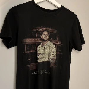 niall horan merch - säljer officiell niall horan merch i använt skick. skicka ett pm för fler bilder eller frågor, köparen står för frakten!😊