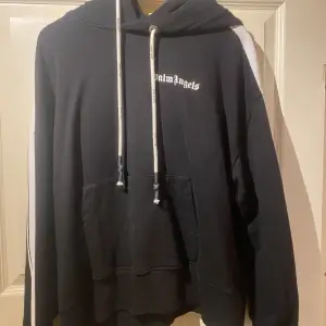 En riktigt schön Palm Angels hoodie säljes nu, skicket är riktigt shysst 9/10. Hoodien är i storlek M ( passar L )Hit me up i meddelande för funderingar kring denna skönhet. 