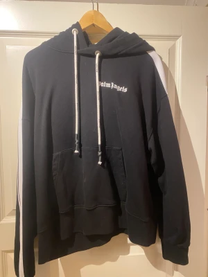 Palm Angels hoodie  - En riktigt schön Palm Angels hoodie säljes nu, skicket är riktigt shysst 9/10. Hoodien är i storlek M ( passar L )Hit me up i meddelande för funderingar kring denna skönhet. 