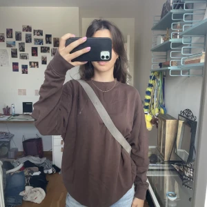 Brun crewneck/hoodie - Brun oversized crewneck/hoodie från asos. Vid snabb affär kan pris diskuteras