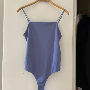 Blå body - Body från bikbok i ljusblå färg. Stl s