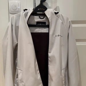 Jacka sail racing  - Snygg sail racing jacka till vår/höst. Storlek M passar även S. 