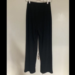 Svarta byxor - Svarta byxor i rak modell från zara. Storlek S