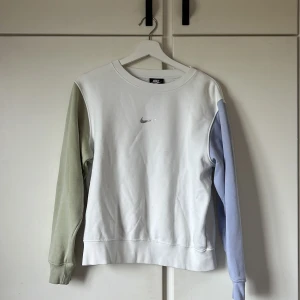 nike tröja  - en nike sweatshirt med lila och grön ärm