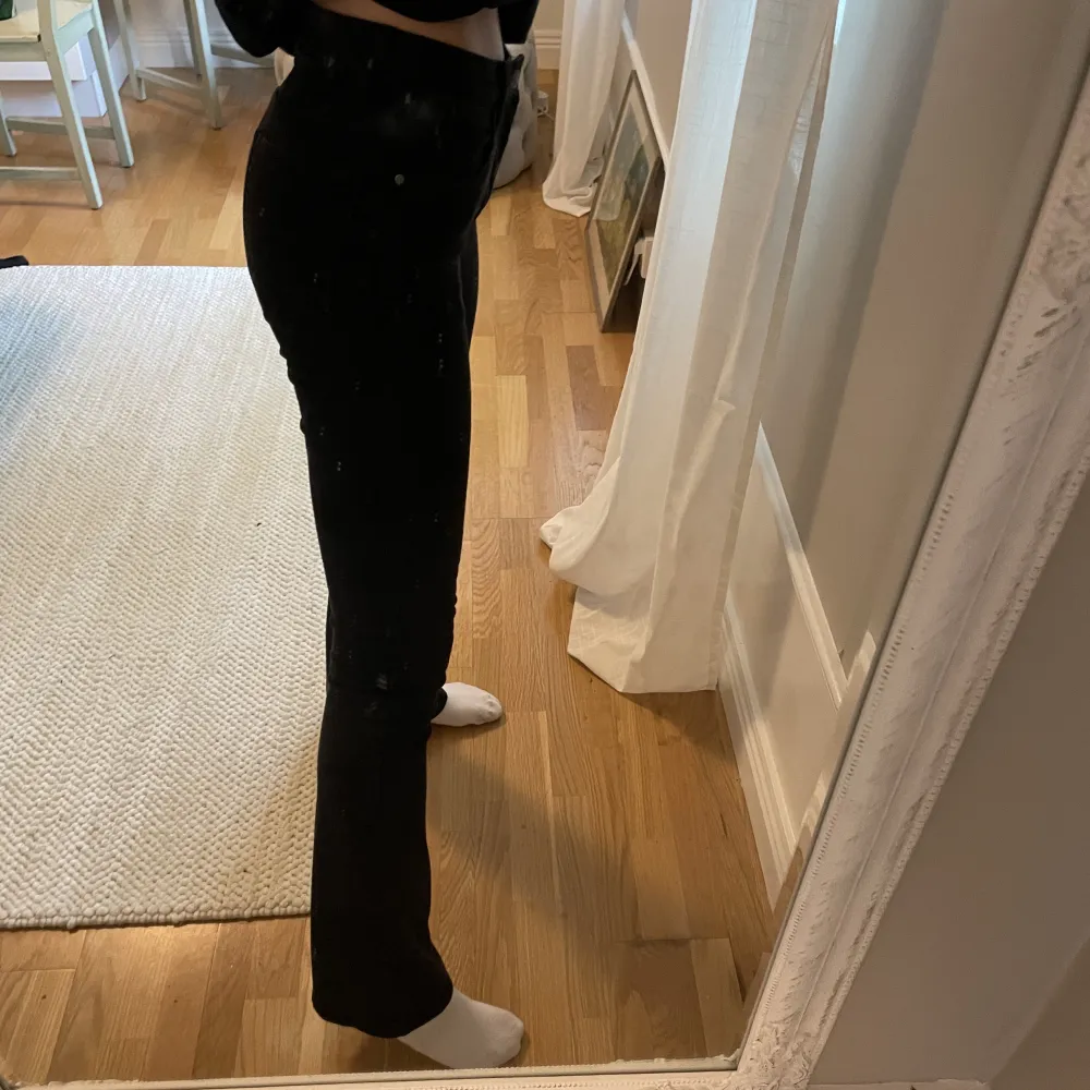 Svarta jeans från NLY JEANS med lätt bootcut. Använda fåtal gånger. Strechigt material, supersköna . Jeans & Byxor.