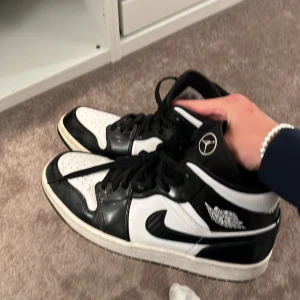 Jordan 1 mid Carbon fiber - Limited edition. Använt dem ungefär 4-5 gånger.  Storlek 45 men passar mig som brukar har storlek 42.