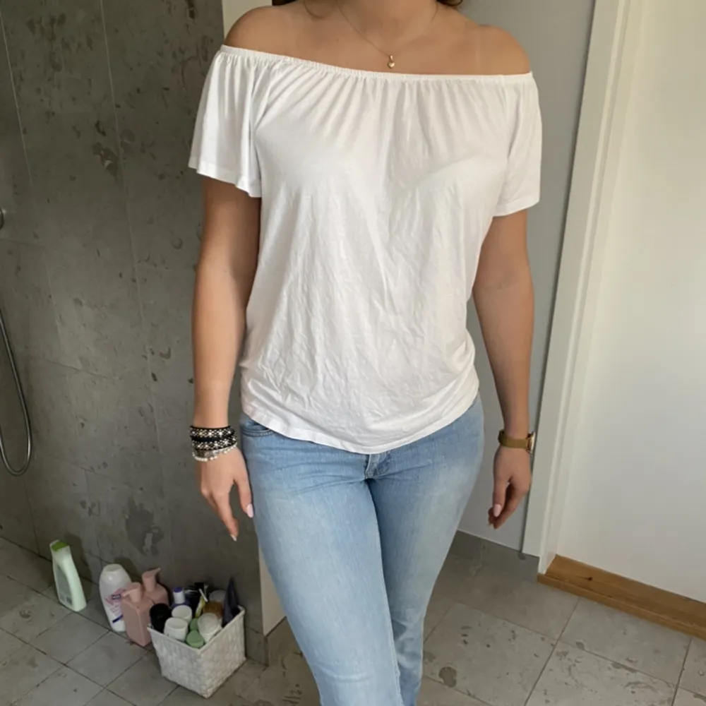 Säljer denna söta vita offshoulder toppen, då den inte kommit till användning💕. Toppar.