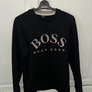 Hugo boss tröja storlek S - Hej, säljer min använda hugo boss tröja den är i väldigt bra skick och kan fraktas vart som. Pris går att diskuteras!