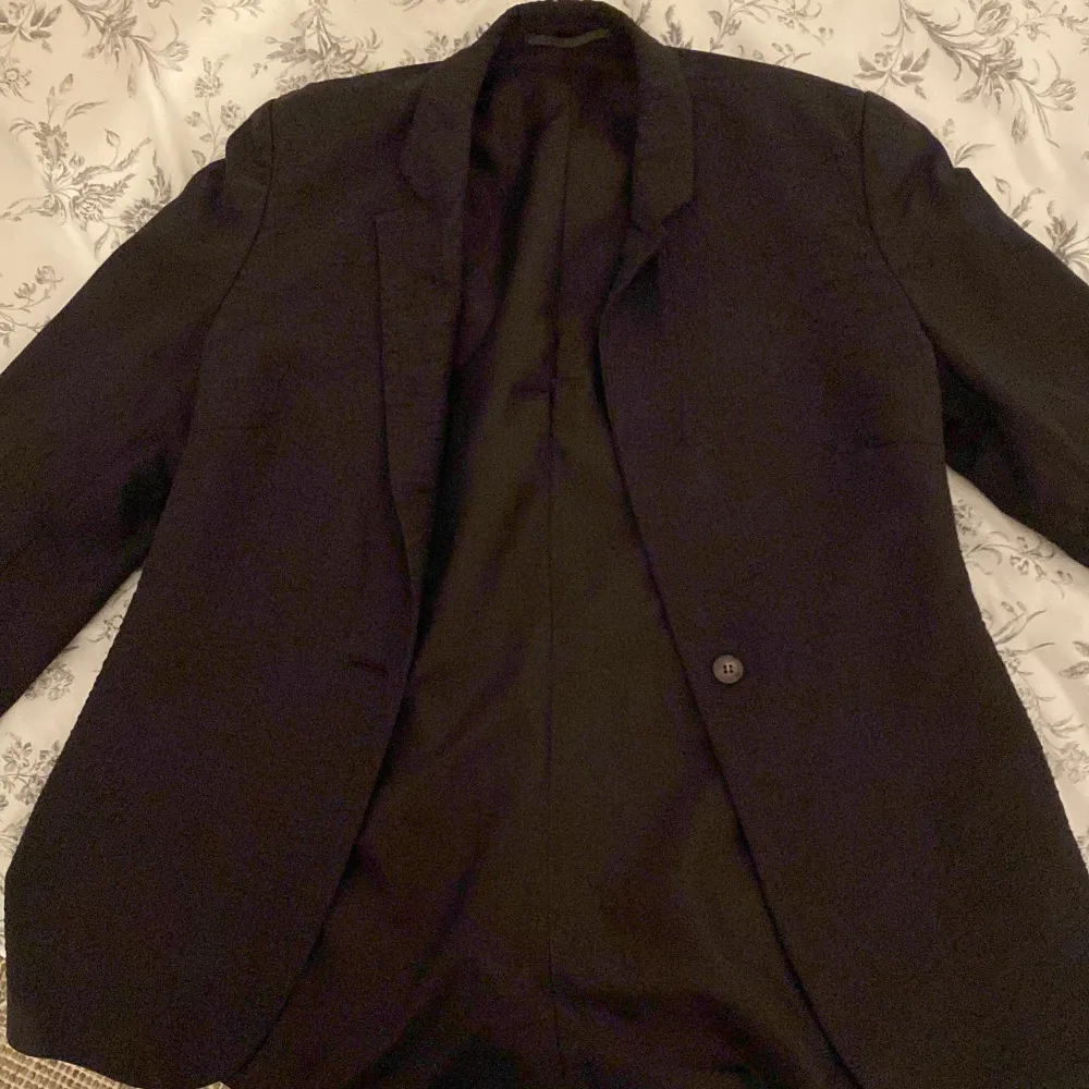 Säljer denna mörkgråa blazer som dessvärre inte kommer till användning längre😊 skriv dm för ytterligare bilder. Kostymer.