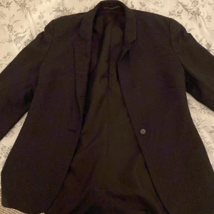 Blazer - Säljer denna mörkgråa blazer som dessvärre inte kommer till användning längre😊 skriv dm för ytterligare bilder