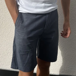 Mörkblå herrshorts  - Superfina mörkblå shorts från märket East West i modellen Bowery! Knappt använda. Inga defekter. I shortsen står storlek 29, modellen är 1.77 och brukar bära M, och det passar fint! Skriv till mig vid frågor eller om du vill se fler bilder🫶🏻