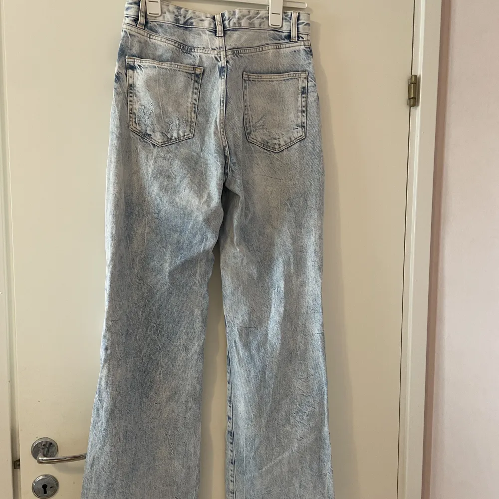 Ljusblå jeans med hål i från bershka . Jeans & Byxor.