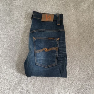 Nudie Jeans 31/32 - Säljer nu dessa stiliga Nudie Jeans i storlek 31/32 | Skick: 7/10 | Nypris: 1800 kr | Mitt pris: 399 kr | Hör av er vid minsta fråga eller fundering :)