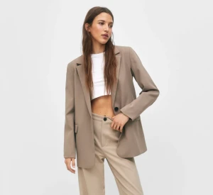 Beige/brun blazer - En beige/brun blazer från PULL&BEAR i storlek S. Endast provad