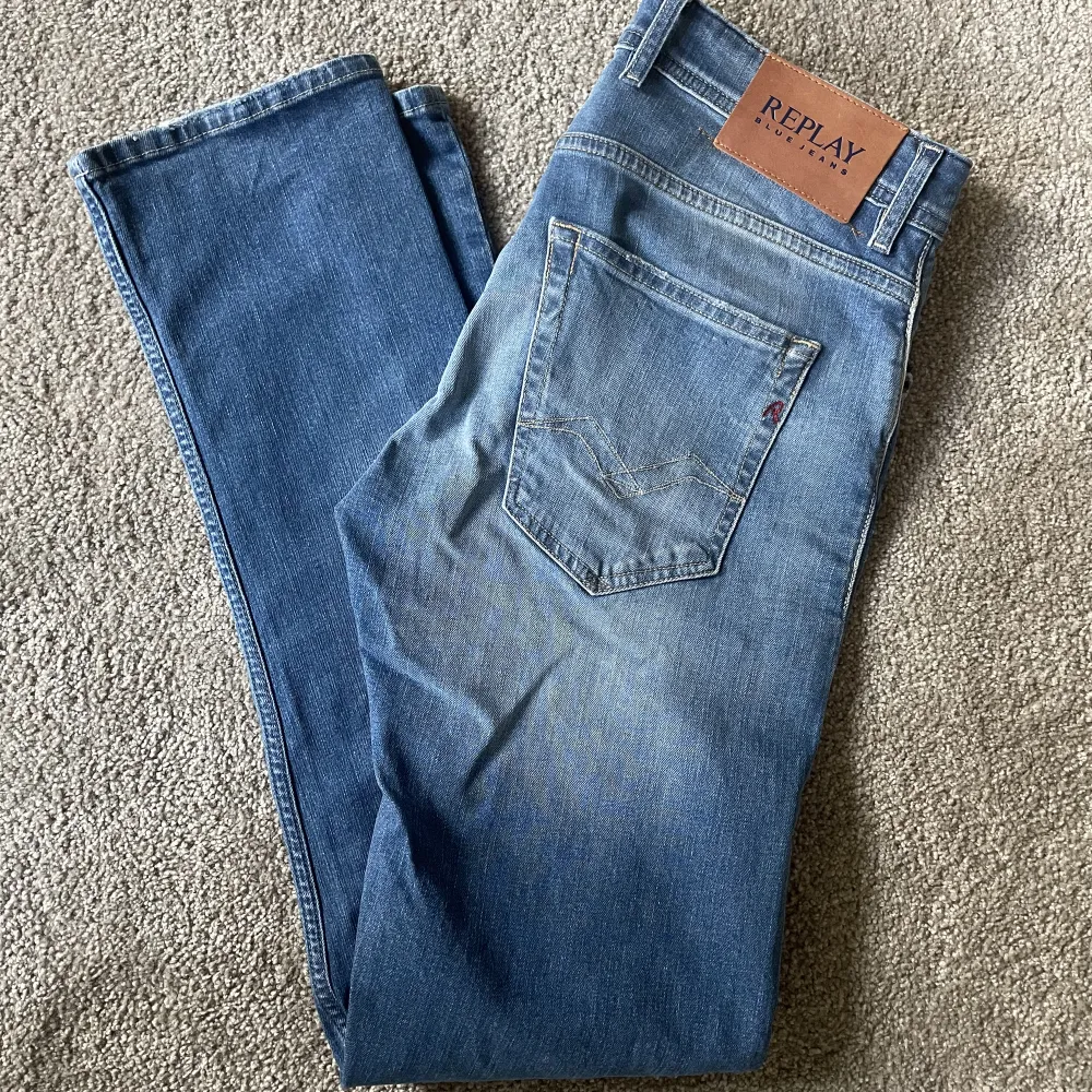 Säljer nu dessa helt nya Replay jeans i slimfit modell. aldrig använda , perfekta nu till höst/vinter ( skick 10/10 )  Nypris 1800kr. Jeans & Byxor.