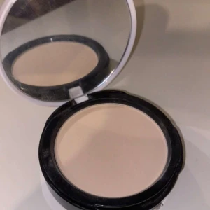 The body shop powder foundation  - En the body shop powder foundation i färgen 10/Fresh nude. Produkten är använd drygt 3 gånger och har mycket kvar i den.  