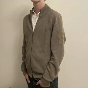 Hansen&Jacob fullzip - Riktigt snygg fullzip från märket Hansen&Jacob🤩Skicket som nytt, tveka inte att höra av om frågor🌟