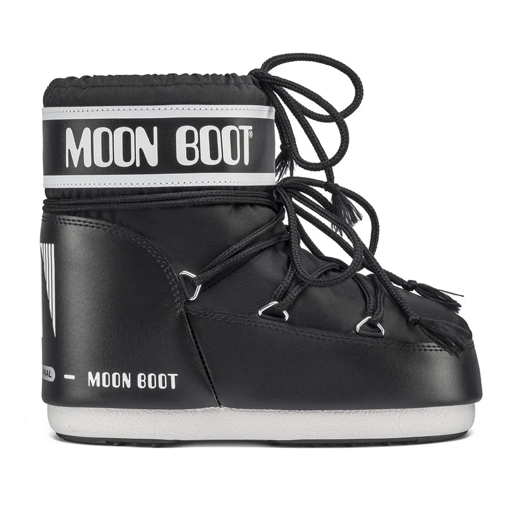 Säljer mina jättefina Moon Boots! Använda vid ett fåtal tillfällen💓Köpte för 2200 och kan tänka mig att sälja för 500-1000kr😍Skriv för fler bilder eller funderingar. Kan mötas upp i Stockholm och frakta var som! . Skor.