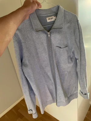 Overshirt - Hej säljer min tunna overshirt/tröja i storlek M köpt i brothers som knappt är använd.