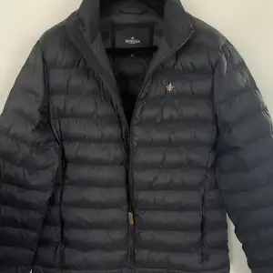 Snygg Morris lightdunjacka -strl m (m/l). Är i nyskick 10/10, aldrig använd. Köpt i affär för 2499kr, säljer för 1899kr. Säljer pga den är för stor. Skriv i dm för fler funderingar.