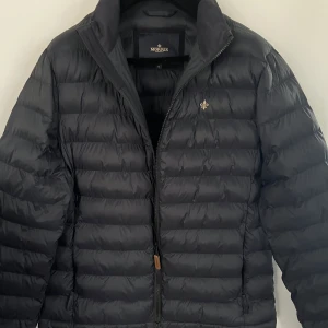 Morris dunjacka - Snygg Morris lightdunjacka -strl m (m/l). Är i nyskick 10/10, aldrig använd. Köpt i affär för 2499kr, säljer för 1899kr. Säljer pga den är för stor. Skriv i dm för fler funderingar.