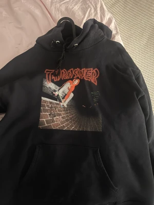 Trasher Hoodie - Storlek S, Bra skick bara snörerna som är lite slitna, beställd från usa för 2 år sedan.