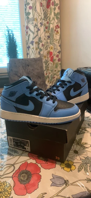 Helt NYA Jordan 1 - Helt nya Jordan 1 använda 1 gång kvitto och Creas skydd ingår stl 38.5 möts upp köpta på jd skriv vid intresse.