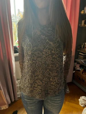 Grå spets blus - Super gullig grå spets blus med utsvängda ärmar från reserved aldrig använd.