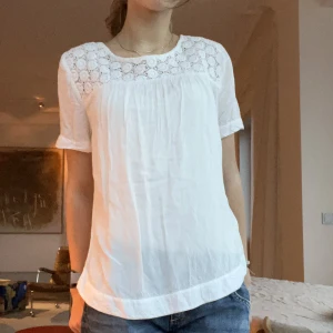 Jättefin blus/t-shirt - En jättefin blus/t-shirt som inte kommer till användning. Helt perfekt skick och endast använd någon enstaka gång. Jättefina detsljer/broderier däruppe. Skriv om ni undrar något💗