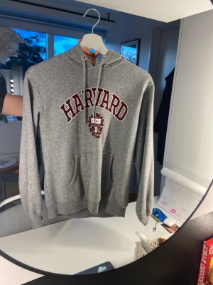 Grå hoodie med tryck - En grå hoodie från H&M med tryck ”Harvard” Vädligt skön och snygg, storlek XS passar nog S också. Hör av er vid frågor eller undringar 🩶🩶