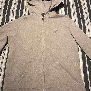Polo ralph lauren zip hoodie i storlek XL barnstorlek, motsvarar xs i vanlig väldigt fin förutom att det är ett litet litet hål i vänster ärm