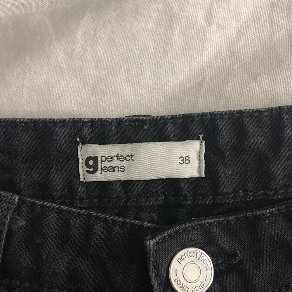 Så fina svarta jeans från ginatricot i modellen perfekt jeans🤍Har lite längre ben så är korta på mig därför används inte🤍Storlek 38. Jeans & Byxor.