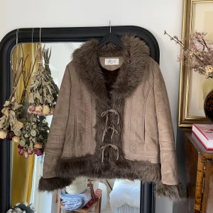 Jacka med päls💘 - Jacka med päls köpt secondhand❣️ Storlek L men passar även M, inga hål eller skavanker! Jag är 178cm för referens❣️