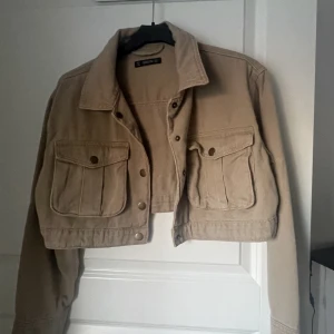 Jeansjacka  - Beige/brun Jeansjacka från shein. Ej använd. Storlek S.