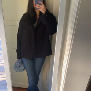 Kappa Gina tricot  - Intressekoll, funderar på att sälja denna slutsålda svarta kappa i från Gina, endast vid bra bud, prislappen är kvar, nyskick. 💓