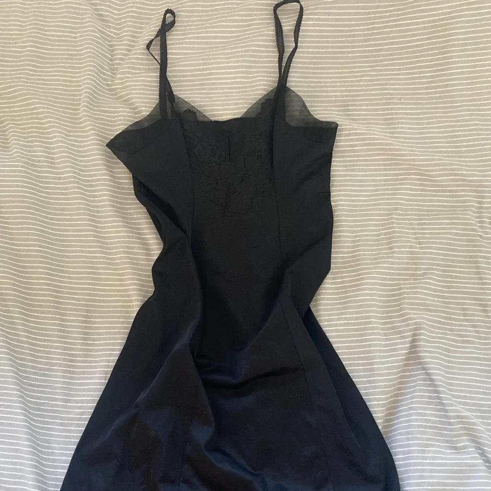 Super fin slip dress/nattlinne som jag köpt second hand, tyvärr är det lite för stort för mig🌹. Klänningar.