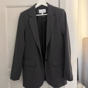 Kavaj - Grå kavaj från vila i str 34 som är oversized i modellen så stor i storlek!! Endast använd en gång!💞 Nypris 549