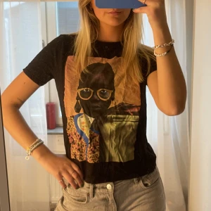 T-shirt med tryck - Svart t-shirt med tryck från Zara! Storlek S❤️