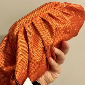 Kuvertväska - Otroligt elegant kuvertväska till festen eller balen. Helt ny. Ännu väktare i verkligheten då det är svårt att fota de vackra färgen 