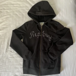 Replay zip up hoodie - Zip up hoddie från Replay! Använd men jättebra skick💕 storlek M