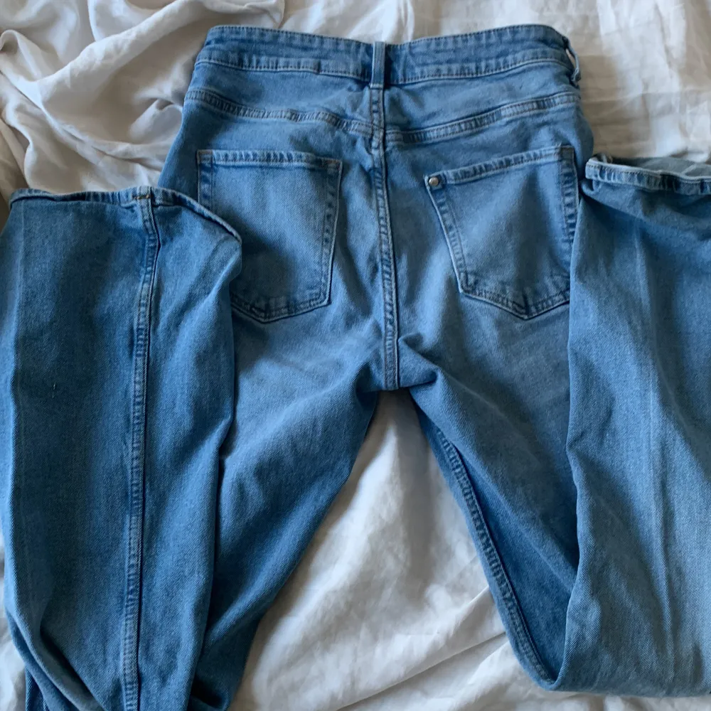 Säljer ett par high waist bot cut jeans🫶 bra skick och säljer dem eftersom att dem inte kommer till användning . Jeans & Byxor.