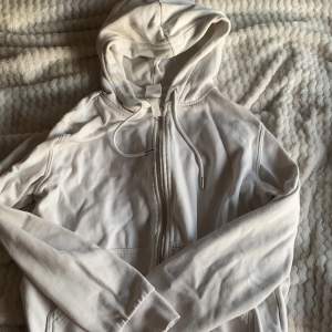 En vit hoodie med dragkedja 🤍 har haft den ett tag men nu är för liten 