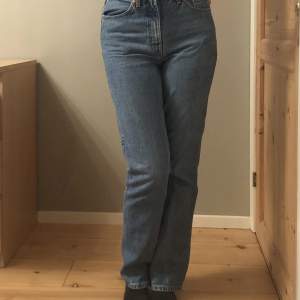 Assnygga raka mörkblå jeans som tyvärr ej passar längre:/ Sparsamt använda så fortfarande i så bra skick!! Långa i benen o passar perfekt till hösten
